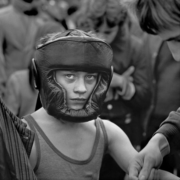 Thomas Steinert: Vorbereitung zu einem Boxkampf im Rahmenprogramm des VII. Turn- und
Sportfestes, Teichstraße, Leipzig 1983
Piezo-Pigment-Print, 40 x 40 cm
Ed. 7, signiert, editioniert verso 

